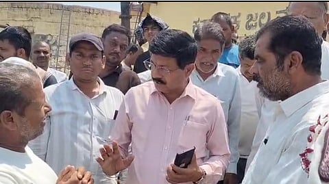 ಮಾನ್ವಿಯಲ್ಲಿ ಪುರಸಭೆ ಸಿಒ ಪರಶುರಾಮ್ ದೇವಮಾನೆ ಜತೆಗೆ 26ನೇ ವಾರ್ಡ್ ನಿವಾಸಿಗಳು ಕುಡಿವ ನೀರಿನ ಸಮಸ್ಯೆ ಕುರಿತು ಚರ್ಚಿಸಿದರು. ಪ್ರಮುಖರಾದ ಮಹ್ಮದ್, ಹುಸೇನ್‌ಸಾಬ್ ಇತರರಿದ್ದರು.