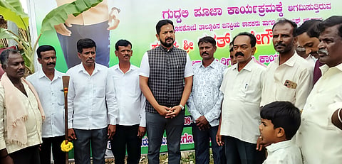 ಹೊಸಕೋಟೆ ತಾಲೂಕಿನ ಮುತ್ಸಂದ್ರ ಚಿಕ್ಕ ಕೆರೆ ಅಭಿವೃದ್ಧಿ ಕಾಮಗಾರಿಗೆ ಶಾಸಕ ಶರತ್​ ಬಚ್ಚೇಗೌಡ ಚಾಲನೆ ನೀಡಿದರು. ತಾಪಂ ಇಒ ಮುನಿಯಪ್ಪ, ಮುಖಂಡ ಬೋಧನಹೊಸಹಳ್ಳಿ ಪ್ರಕಾಶ್​, ಸಮೇತನಹಳ್ಳಿ ಸೊಣ್ಣಪ್ಪ, ಟಿಎಪಿಸಿಎಂಎಸ್​ ಮಾಜಿ ಅಧ್ಯಕ್ಷ ಬಾಬುರೆಡ್ಡಿ ಇತರರು ಇದ್ದರು. 