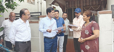 ನಾಗಮಂಗಲ ಪಟ್ಟಣದ ಟಿಬಿ ಬಡಾವಣೆಯಲ್ಲಿ ಎಸ್‌ಐಆರ್ ನೊಂದಣಿ ಪ್ರಕ್ರಿಯೆ ನಡೆಯುತ್ತಿದ್ದ ಮತದಾರರ ಮನೆಗೆ ಜಿಲ್ಲಾಧಿಕಾರಿ ಡಾ.ಕುಮಾರ್ ದಿಢೀರ್ ಭೇಟಿ ನೀಡಿ ಪರಿಶೀಲಿಸಿದರು.