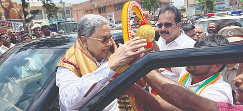 ಕೆ.ಆರ್.ಪೇಟೆಗೆ ತೆರಳುವ ಮಾರ್ಗ ಮಧ್ಯೆ ನಾಗಮಂಗಲ ಪಟ್ಟಣಕ್ಕೆ ಶನಿವಾರ ಭೇಟಿ ನೀಡಿದ ಮಾಜಿ ಮುಖ್ಯಮಂತ್ರಿ ಸಿದ್ದರಾಮಯ್ಯ ಅವರಿಗೆ ಶಾಸಕ ಎನ್.ಚಲುವರಾಯಸ್ವಾಮಿ ಹಾಗೂ ಕಾಂಗ್ರೆಸ್ ಕಾರ್ಯಕರ್ತರು ಸ್ವಾಗತ ಕೋರಿದರು.