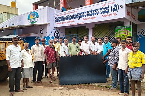 ನಂದಗುಡಿ ಹೋಬಳಿಯ ನಲವಾಗಿಲು ಗ್ರಾಮದ ಹಾಲು ಉತ್ಪಾದಕರ ಸಹಕಾರ ಸಂದ ಆವರಣದಲ್ಲಿ ಹಮ್ಮಿಕೊಂಡಿದ್ದ ಕಾರ್ಯಕ್ರಮದಲ್ಲಿ ಹಾಲು ಸರಬರಾಜು ಮಾಡುವ 45 ರೈತರಿಗೆ ಬಮುಲ್​ ವತಿಯಿಂದ ರಿಯಾಯಿತಿ ದರದಲ್ಲಿ ಮ್ಯಾಟ್​ಗಳನ್ನು ವಿತರಿಸಲಾಯಿತು. ಉಪಾಧ್ಯೆ ಭಾರತಿ, ನಿರ್ದೇಶಕರಾದ ನಂಜುಂಡೇಶ್ವರ, ಎನ್​.ಎಂ.ಸತೀಶ್​, ರಾಕೇಶ್​, ಎಂ.ಜಿ.ನಾಗೇಶ್​, ಎಸ್​.ಎನ್​. ವೀರೇಶ್​, ಎನ್​.ಕೆ.ದೇವೇಗೌಡ, ಎಸ್​.ಆರ್​.ಬೀರೇಶ್​ ಕುಮಾರ್​,ಎನ್​.ಎಂ.ಕಿರಣ್​ ಕುಮಾರ್​, ಉಮಾ, ಎನ್​.ಆರ್​.ಮಂಜುಳಾ ಇತರರು ಇದ್ದರು.