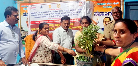 ಬಾಗೇಪಲ್ಲಿ ತಾಲೂಕಿನ ಸೋಮನಾಥಪುರ ಗ್ರಾಪಂಯಲ್ಲಿ ಹಮ್ಮಿಕೊಂಡಿದ್ದ ಬೇಟಿ ಬಚಾವೋ ಬೇಟಿ ಪಡಾವೂ ಕಾರ್ಯಕ್ರಮದಲ್ಲಿ ಜಿಲ್ಲಾ ರಕ್ಷಣಾ ಘಟಕದ ಮಕ್ಕಳ ರಕ್ಷಣಾಧಿಕಾರಿ ಎನ್​.ಕೆ.ಗಾಯತ್ರಿ, ಆಡಳಿತ ಅಧಿಕಾರಿ ಆರ್​.ಕೃಷ್ಣಮೂರ್ತಿ, ಪಿಡಿಒ ಜಿ.ಯಮುನಾರಾಣಿ ಇತರರು ಇದ್ದರು.