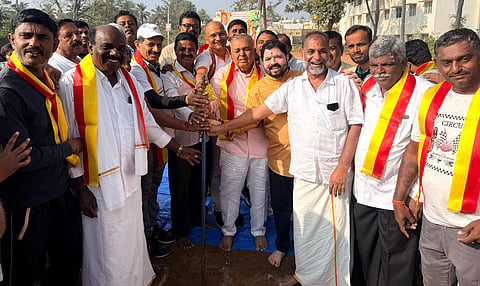 ಮಾಗಡಿಯಲ್ಲಿ ಪರ್ತಕರ್ತರ ಹಾಗೂ ಕನ್ನಡ ಭವನದ ನಿರ್ಮಾಣಕ್ಕೆ ಉಸ್ತವಾರಿ ಸಚಿವ ರಾಮಲಿಂಗರೆಡ್ಡಿ ಭೂಮಿಪೂಜೆ ನೆರವೇರಿಸಿದರು. ಶಾಸಕ ಬಾಲಕೃಷ್ಣ, ತಾಲೂಕು ಕಾರ್ಯನಿರತ ಪತ್ರಕರ್ತರ ಸಂದ ಅಧ್ಯಕ್ಷ ಟಿ.ಕೆ.ರಾಮು, ಪ್ರಧಾನ ಕಾರ್ಯದರ್ಶಿ ಟಿ.ಎಂ.ಶ್ರೀನಿವಾಸ್​, ಉಪಾಧ್ಯಕ್ಷ ಜಿ.ನರಸಿಂಹಮೂರ್ತಿ, ಖಜಾಂಚಿ ತೇಜಮೂರ್ತಿ, ಕಾರ್ಯದರ್ಶಿ ಮಂಜುನಾಥ್​, ಕಸ್ತೂರಿ ಕಿರಣ್​ ಇತರರಿದ್ದರು.