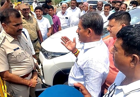 ಶಾಸಕ ಬಾಲಕೃಷ್ಣ  ಪೊಲೀಸರಿಗೆ ಮನವಿ ಮಾಡಿದರು.