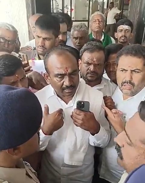 ಮಾಜಿ ಮತ್ತು ಹಾಲಿ ಶಾಸಕರ ನಡುವೆ ಚಕ್ರಭಾವಿ ವಿಎಸ್ಸೆಸ್ಸೆನ್​ನಲ್ಲಿ ಬಹಿರಂಗ ಚರ್ಚೆಗೆ ಸಿದ್ಧವಾಗಿದ್ದ ವೇದಿಕೆಗೆ ತೆರಳಲು ಬಂದ ಶಾಸಕ ಎಚ್​.ಸಿ.ಬಾಲಕೃಷ್ಣ ಅವರನ್ನು ಮಾಗಡಿ ತಾಲೂಕಿನ ಹಲಸಬೆಲೆ ಗೇಟ್​ ಬಳಿ ಡಿವೈಎಸ್​ಪಿ ರವಿ ತಡೆದರು.