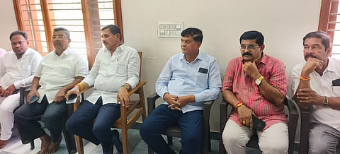 ಮಾಗಡಿ ಕಾಂಗ್ರೆಸ್​ ಕಚೇರಿಯಲ್ಲಿ ಹಮ್ಮಿಕೊಂಡಿದ್ದ ಸುದ್ದಿಗೋಷ್ಠಿಯಲ್ಲಿ ಶಾಸಕ ಎಚ್​.ಸಿ.ಬಾಲಕೃಷ್ಣ ಮಾತನಾಡಿದರು. ಬ್ಲಾಕ್​ ಕಾಂಗ್ರೆಸ್​ ಅಧ್ಯಕ್ಷ ಕೆ.ಕೃಷ್ಣಮೂರ್ತಿ, ವೆಂಕಟೇಶ್​, ಬಮುಲ್​ ಮಾಜಿ ಅಧ್ಯಕ್ಷ ನರಸಿಂಹಮೂರ್ತಿ, ಟಿಎಪಿಸಿಎಂಎಸ್​ ಅಧ್ಯಕ್ಷ ಶಿವಪ್ರಸಾದ್​, ಸೋಮಣ್ಣ, ದೀಪು, ಕಲ್ಕೆರೆ ಶಿವಣ್ಣ, ಬ್ಯಾಲಕೆರೆ ಚಿಕ್ಕರಾಜು, ಆನಂದ್​, ಮೂರ್ತಿ, ಶಿವಕುಮಾರ್​, ದೊಡ್ಡಿ ಲೋಕೇಶ್​ ಇದ್ದರು.