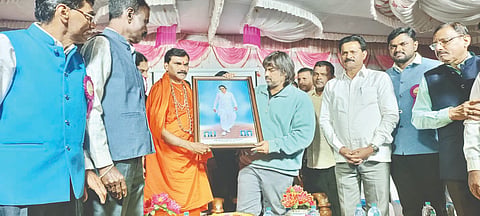 ರಿಪ್ಪನ್‌ಪೇಟೆ ಸಮೀಪ ಕಲ್ಲುಹಳ್ಳ ಮಲೆನಾಡು ಪ್ರೌಢಶಾಲೆ ಶಾಲಾ ವಾರ್ಷಿಕೋತ್ಸವದಲ್ಲಿ ಸಚಿವ ಮಧು ಬಂಗಾರಪ್ಪ, ಭೀಮಣ್ಣ ನಾಯ್ಕ, ರವಿ ಪೂಜಾರ್, ಷಣ್ಮುಖಪ್ಪ, ಹೇಮಾವತಿ ಇತರರಿದ್ದರು.