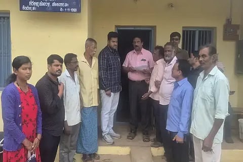 ಗವಟೂರು ಗ್ರಾಮದ ಆಶ್ರಯ ಬಡಾವಣೆ ಜಮೀನನ್ನು ರಕ್ಷಿಸುವಂತೆ ಒತ್ತಾಯಿಸಿ ನಿವೇಶನ ರಹಿತರು ನಾಡಕಚೇರಿ ಉಪ ತಹಸೀಲ್ದಾರ್ ಗೌತಮ್ ಅವರಿಗೆ ಮನವಿ ಸಲ್ಲಿಸಿದರು. ಜಿ.ಎಸ್.ವರದರಾಜ್, ಶೇಖರಪ್ಪ, ಗಫೂರ್ ಇತರರಿದ್ದರು.