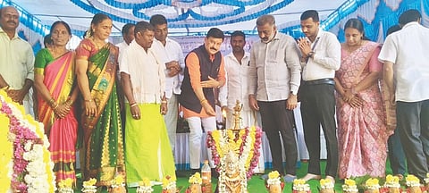 ರಿಪ್ಪನ್‌ಪೇಟೆಯಲ್ಲಿ ಆಯೋಜಿಸಿದ್ದ ಪ್ರಗತಿಬಂಧು ಸ್ವಸಹಾಯ ಸಂಘಗಳ ಒಕ್ಕೂಟದ ಪದಾಧಿಕಾರಿಗಳ ಪದಗ್ರಹಣವನ್ನು ಶಾಸಕ ಗೋಪಾಲಕೃಷ್ಣ ಬೇಳೂರು ಉದ್ಘಾಟಿಸಿದರು. ಮಹಮ್ಮದ್ ಷರೀಫ್, ಅನಿಲ್‌ಕುಮಾರ್, ಡಾ.ಗಣೇಶ್ ಕೆಂಚನಾಲ ಇತರರಿದ್ದರು.
