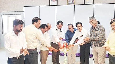 ಸಂಡೂರು ಎಸ್.ಪಿ.ಎಸ್.ಬ್ಯಾಂಕ್ ಮತ್ತು ವೆಸ್ಕೊ ಸಂಡೂರು ಹಾಗೂ ಜಿಂದಾಲ್ ಸಂಜೀವಿನಿ ಆಸ್ಪತ್ರೆ ಸಹಯೋಗದಲ್ಲಿ  ಹೃದಯ ಉಚಿತ ಆರೋಗ್ಯ ತಪಾಸಣಾ ಶಿಬಿರವನ್ನು ಜಿಂದಾಲ್ ಸಂಜೀವಿನಿ ಆಸ್ಪತ್ರೆ ನಿರ್ದೇಶಕ ಮಂಜುನಾಥ ಶನಿವಾರ ಉದ್ಘಾಟಿಸಿದರು. ಸಿಇಒ ಕೆ.ಪ್ರಕಾಶ, ನಿರ್ದೇಶಕರಾದ ಅಂಕಮನಾಳ್ ಸಿದ್ದಪ್ಪ, ಅಂಕಮನಾಳ್ ಮಯೂರ್, ಜ್ಯೋತಿ ನಂಜುಂಡಪ್ಪ, ಚತ್ರಿಕಿ ಅನೂಫ್ ಇತರರಿದ್ದರು.