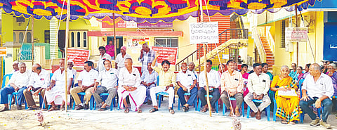 ಸರಗೂರು ಪಟ್ಟಣದ ಅಂಚೆ ಕಚೇರಿ ಮುಂಭಾಗ ಖಾತೆದಾರರು ಅಂಚೆ ಇಲಾಖೆ ಅಧಿಕಾರಿಗಳ ವಿರುದ್ಧ ಪ್ರತಿಭಟನೆ ನಡೆಸಿದರು. ಅಧಿಕಾರಿಗಳೊಂದಿಗೆ ಖಾತೆದಾರರು ಮಾತನಾಡಿದರು