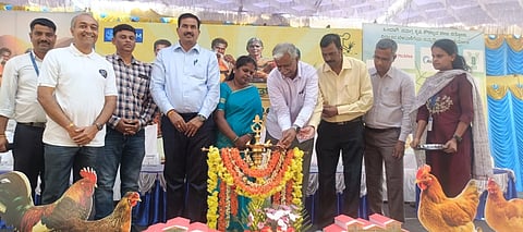 ಸರಗೂರು ಜಯ ಚಾಮರಾಜೇಂದ್ರ ಕ್ರೀಡಾಂಗಣದಲ್ಲಿ  ಆಯೋಜಿಸಿರುವ ಮೂರು ದಿನಗಳ ಬೃಹತ್ ಕೃಷಿ ಮೇಳಕ್ಕೆ ಪಟ್ಟಣ ಪಂಚಾಯಿತಿ ಅಧ್ಯಕ್ಷ ಚೈತ್ರಾಸ್ವಾಮಿ ಚಾಲನೆ ನೀಡಿದರು.ಜಿ.ಎಚ್.ಮಂಜುನಾಥ್, ಕೆ.ಎಸ್.ಶ್ರೀನಿವಾಸ್, ಡಾ.ಸಂತೋಷ್ ಒಡೆಯರ್ ಇದ್ದರು.
