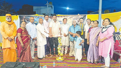 ಸರ್ಜಾಪುರದ ಮುಗಳೂರು ಗ್ರಾಪಂ ವ್ಯಾಪ್ತಿಯ ಮಹಲ್​ ಚೌಡದೇನಹಳ್ಳಿಯಲ್ಲಿ ಹಮ್ಮಿಕೊಂಡಿದ್ದ ಶ್ರೀ ಕೃಷ್ಣ ಜ್ಞಾನಮಂದಿರದ ಭಕ್ತಿ ವೇದಾಂತ ಗ್ರಂಥಾಲಯವನ್ನು ವೈದ್ಯ ಡಾ.ಪರಮೇಶ್​ ಉದ್ಘಾಟಿಸಿದರು. ಆನೇಕಲ್​ ತಾಪಂ ಮಾಜಿ ಅಧ್ಯಕ್ಷ ಮುರಳಿಕೃಷ್ಣ, ಮುಖಂಡರಾದ ಅ.ಕೃಷ್ಣಪ್ಪ, ವೆಂಕಟೇಶಪ್ಪ, ಬಾಲರಾಜು, ಪಿ.ಕೃಷ್ಣ, ನಾಗೇಂದ್ರ ಇತರರು ಇದ್ದರು.