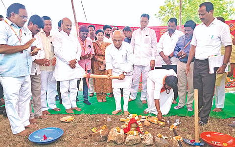 ಸೇಡಂ ಸರ್ಕಾರಿ ಪ್ರಥಮ ದರ್ಜೆ ಕಾಲೇಜಿನಲ್ಲಿ ಗ್ರಂಥಾಲಯ, ಲ್ಯಾಬ್​, ಸೆಮಿನಾರ್​ ಹಾಲ್​ ನಿರ್ಮಾಣ ಕಾಮಗಾರಿಗೆ ಸಚಿವ ಡಾ.ಶರಣಪ್ರಕಾಶ ಪಾಟೀಲ್​ ಶಂಕುಸ್ಥಪಾನೆ ಮಾಡಿದರು. ಶಿವಶರಣರೆಡ್ಡಿ ಪಾಟೀಲ್​, ನಾಗೇಶ್ವರರಾವ ಮಾಲಿಪಾಟೀಲ್​, ಬಸವರಾಜ ಪಾಟೀಲ್​, ಡಾ.ಪಂಡಿತ ಬಿ.ಕೆ, ನಾಗೇಶ ಕಾಳಾ ಇದ್ದರು. 