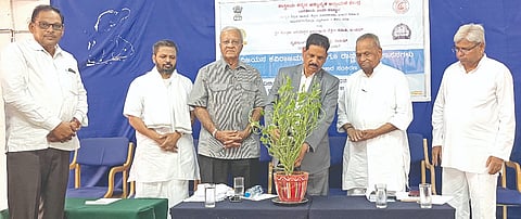  ಸೇಡಂನಲ್ಲಿ ಆಯೋಜಿಸಿದ್ದ ರಾಜ್ಯಮಟ್ಟದ ವಿಚಾರ ಸಂಕಿರಣವನ್ನು ರಾಯಚೂರು ವಿವಿ ಕುಲಪತಿ ಪ್ರೊ.ಶಿವಾನಂದ ಕೆಳಗಿನಮನಿ ಉದ್ಘಾಟಿಸಿದರು. ಶ್ರೀ ಸದಾಶಿವ ಸ್ವಾಮೀಜಿ, ಬಸವರಾಜ ಪಾಟೀಲ್​ ಸೇಡಂ, ಪ್ರೊ.ಎಸ್​.ಕೆ.ಕೊಪ್ಪ ಇತರರಿದ್ದರು.
