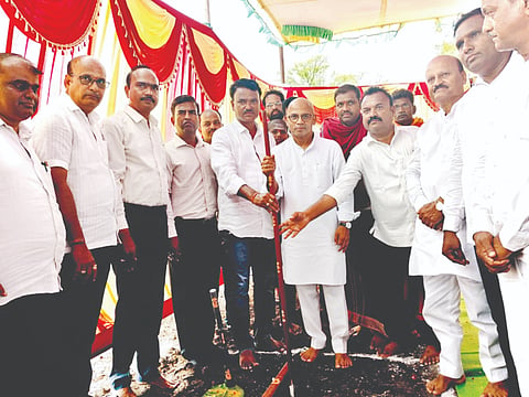 ಸೇಡಂ ತಾಲೂಕಿನ ಕಾಚೂರಿನಲ್ಲಿ ವಿದ್ಯುತ್​ ಉಪ ಕೇಂದ್ರ ನಿರ್ಮಾಣಕ್ಕೆ ಸಚಿವ ಡಾ.ಶರಣಪ್ರಕಾಶ ಪಾಟೀಲ್​ ಚಾಲನೆ ನೀಡಿದರು. ಬಸವರಾಜ ಪಾಟೀಲ್​ಮ, ವಿಶ್ವನಾಥ ಪಾಟೀಲ್​, ನಾಗೇಶ್ವರರಾವ ಮಾಲಿಪಾಟೀಲ್​, ಶಿವಶರಣರೆಡ್ಡಿ ಪಾಟೀಲ್​, ಮಹೇಶ ಪಾಟೀಲ್​ ಇತರರದ್ದರು.
