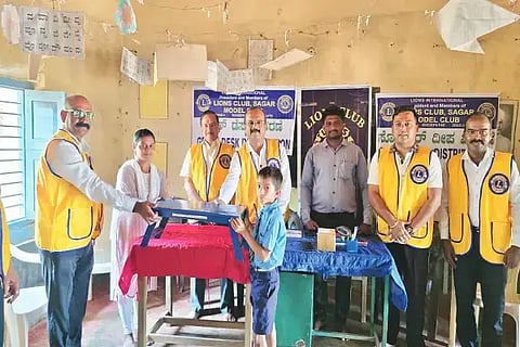 ಸಾಗರದ ಬಚ್ಚೋಡಿಯಲ್ಲಿ ಲಯನ್ಸ್ ಸಂಸ್ಥೆಯಿಂದ ಆಯೋಜಿಸಿದ್ದ ಕಾರ್ಯಕ್ರಮದಲ್ಲಿ ಮಕ್ಕಳಿಗೆ ಸೋಲಾರ್ ವಿದ್ಯುದ್ದೀಪ, ಗ್ರೀನ್ ಡೆಸ್ಕ್ ವಿತರಿಸಲಾಯಿತು. ಸುಧೀರ್‌ಕುಮಾರ್ ಶೆಟ್ಟಿ ಹಕ್ಲಾಡಿ, ಡಾ. ಟಿ.ಪ್ರಸನ್ನ, ಇ.ನಾಗರಾಜ್, ಪಾಂಡುರಂಗ ಇತರರಿದ್ದರು.