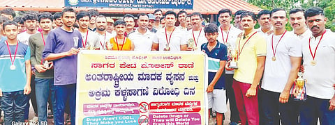  ಸಾಗರದಲ್ಲಿ ಮಾದಕ ವಸ್ತುಗಳ ವ್ಯಸನ ಮತ್ತು ಕಳ್ಳ ಸಾಗಣೆ ವಿರೋಧಿ ದಿನದ ಅಂಗವಾಗಿ ಆಯೋಜಿದ್ದ ಮ್ಯಾರಥಾನ್​ ವಿಜೇತರಿಗೆ ಪೊಲೀಸ್​ ಉಪ ಅಧೀಕ ಡಾ. ಬೆನಕಪ್ರಸಾದ್​ಬಹುಮಾನ ವಿತರಿಸಿದರು.