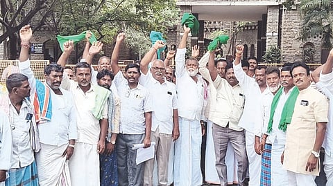 ಬಾಗೇವಾಡಿ ಕಾಲುವೆ ಡಿಸ್ಟ್ರಿಬ್ಯೂಟರ್‌ನ ಅಕ್ರಮ ಪಂಪ್‌ಸೆಟ್ ತೆಗೆವಿಗೆ ಆಗ್ರಹಿಸಿ ಬಳ್ಳಾರಿ ಡಿಸಿ ಕಚೇರಿ ಮುಂದೆ ನೀರು ಬಳಕೆದಾರರ ಸಂಘ ಪ್ರತಿಭಟನೆ ನಡೆಸಿತು. ಅಧ್ಯಕ್ಷ ಬಂದೇ ನವಾಜ್, ಪ್ರಮುಖರಾದ ಜ್ಞಾನಾನಂದ ಸ್ವಾಮಿ, ನೆಣಿಕಪ್ಪ, ಮರಿನಾಗಪ್ಪ, ಕೇಶವ, ಖಾದರ್‌ಬಾಷಾ, ಆಲಂ ಬಾಷಾ, ಜಡೆ ನಾಗರಾಜ ಇತರರಿದ್ದರು.