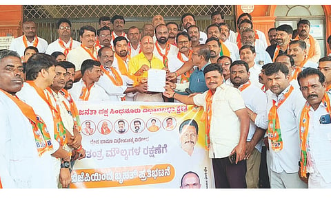 ಸಿಂಧನೂರಿನಲ್ಲಿ ತಹಸಿಲ್ ಕಚೇರಿಯ ಶಿರಸ್ತೇದಾರ್ ಅಂಬಾದಾಸ್‌ಗೆ ಬಿಜೆಪಿ ಮುಖಂಡರು ಮನವಿ ಸಲ್ಲಿಸಿದರು. ಮುಖಂಡರಾದ ಕೆ.ಕರಿಯಪ್ಪ, ಎಂ.ದೊಡ್ಡಬಸವರಾಜ, ಅಮರೇಶ ರೈತನಗರಕ್ಯಾಂಪ್, ಸಿದ್ದರಾಮೇಶ ಮನ್ನಾಪುರ, ಯಂಕೋಬ ರಾಮತ್ನಾಳ ಇತರರಿದ್ದರು.
