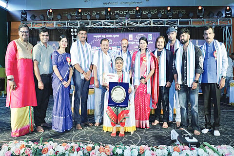 ಶೃಂಗೇರಿಯ ಜೆಸಿಬಿಎಂ ಕಾಲೇಜಿನಲ್ಲಿ ಆಯೋಜಿಸಿದ್ದ ವರ್ಣಮ್‌ನ ರಾಜ್ಯಮಟ್ಟದ ನೃತ್ಯ ಸ್ಪರ್ಧೆ ಕಾರ್ಯಕ್ರಮದಲ್ಲಿ ಸ್ಪರ್ಶ ಅವರಿಗೆ ವಿದುಷಿ ಕಮಲ ಭಟ್ ಪ್ರಶಸ್ತಿ ನೀಡಿ ಗೌರವಿಸಲಾಯಿತು.  