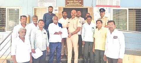 ಸುರಪುರ ವಿಭಾಗದ ಡಿವೈಎಸ್​ಪಿ ಜಾವೀದ್​ ಇನಾಂದಾರ್​ ಅವರ ವರ್ಗಾವಣೆ ರದ್ದುಪಡಿಸುವಂತೆ ಆಗ್ರಹಿಸಿ ದಲಿತ ಸಂರ್ಷ ಸಮಿತಿ ಮುಖಂಡರು ಠಾಣೆ ಪಿಐ ಮೂಲಕ ಗೃಹ ಸಚಿವರಿಗೆ ಮನವಿಪತ್ರ ಸಲ್ಲಿಸಿದರು. ಮಲ್ಲಿಕಾರ್ಜುನ ಕ್ರಾಂತಿ, ಚಂದ್ರಶೇಖರ ಕಟ್ಟಿಮನಿ, ಸಿದ್ದಪ್ಪ ಸುರಪುರಕರ್​, ಬಸವರಾಜ ಶೆಳ್ಳಗಿ, ಮೂರ್ತಿ ಬೊಮ್ಮನಳ್ಳಿ, ರಾಮಣ್ಣ ಶೆಳ್ಳಗಿ, ಆನಂದ ಹೆಮನೂರ ಇತರರಿದ್ದರು.