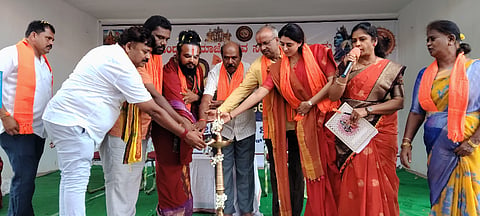 ಶ್ರೀನಿವಾಸಪುರ ತಾಲೂಕು Hindu Social Festival ರೋಣೂರು ಗ್ರಾಮದಲ್ಲಿ ಭಾನುವಾರ ಹಮ್ಮಿಕೊಂಡಿದ್ದ ಹಿಂದೂ ಸಮಾಜೋತ್ಸವದಲ್ಲಿ ಮುನೇಶ್​ ಸ್ವಾಮೀಜಿ, ಮಾಜಿ ಸಂಸದ ಮುನಿಸ್ವಾಮಿ, ಸರ್ಕಾರದ ಮಾಜಿ ಮುಖ್ಯ ಸಚೇತಕ ಡಾ.ವೈ.ಎ.ನಾರಾಯಣಸ್ವಾಮಿ, ಬಿಜೆಪಿ ಜಿಲ್ಲಾ ನಿಕಟಪೂರ್ವ ಅಧ್ಯಕ್ಷ ಡಾ. ವೇಣುಗೋಪಾಲ್​, ಚಿನ್ನಪ್ಪ ರೆಡ್ಡಿ, ಶಿವಣ್ಣ ಇದ್ದರು.