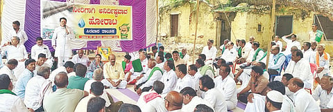 ತುಂಗಭದ್ರಾ ಎಡದಂಡೆ ಕಾಲುವೆ ಕೊನೆಯ ಭಾಗಕ್ಕೆ ಸಮರ್ಪಕವಾಗಿ ನೀರು ಹರಿಸುವಂತೆ ಒತ್ತಾಯಿಸಿ ಸಿರವಾರದಲ್ಲಿ ನಡೆದ ಪ್ರತಿಭಟನೆಯಲ್ಲಿ ಮಾಜಿ ಶಾಸಕ ರಾಜಾ ವೆಂಕಟಪ್ಪ ನಾಯಕ ಮಾತನಾಡಿದರು. 