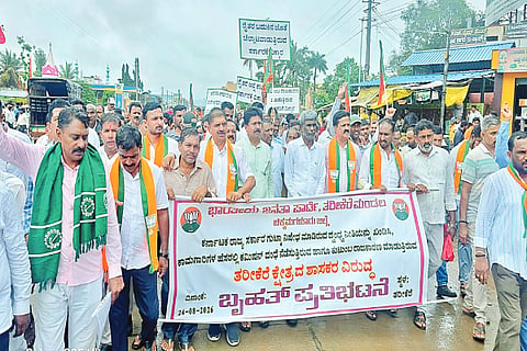 ರಾಜ್ಯ ಸರ್ಕಾರದ ವೈಲ್ಯ, ಶಾಸಕರ ದುರಾಡಳಿತ ಖಂಡಿಸಿ ತರಿಕೆರೆಯಲ್ಲಿ ಬಿಜೆಪಿ ಕಾರ್ಯಕರ್ತರು ಪ್ರತಿಭಟನೆ ನಡೆಸಿದರು. 