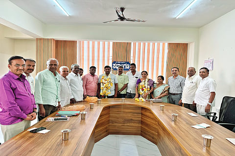 ಶಿವ ಸಹಕಾರಿ ಬ್ಯಾಂಕ್ ಅಧ್ಯಕ್ಷ ಮತ್ತು ಉಪಾಧ್ಯಕ್ಷರಾಗಿ ಅವಿರೋಧ ಆಯ್ಕೆಯಾದ ಎಚ್.ಆರ್.ಜಗದೀಶ್ ಹಾಗೂ ಎಚ್.ಒ.ಪ್ರಭಾವತಿ ಅವರನ್ನು ಸಹ ನಿರ್ದೇಶಕರು ಅಭಿನಂದಿಸಿದರು.  