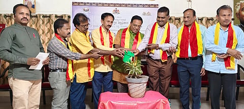 ಬಳ್ಳಾರಿಯ ಕನ್ನಡ ಭವನದಲ್ಲಿ ಆಯೋಜಿಸಿದ್ದ ಮನೆಗೊಂದು ಗ್ರಂಥಾಲಯ ಹಾಗೂ ಜಿಲ್ಲಾ ಜಾಗೃತ ಸಮಿತಿ ರಚನಾ ಸಮಿತಿ ಸಭೆಯನ್ನು ಕನ್ನಡ ಪುಸ್ತಕ ಪ್ರಾಧಿಕಾರದ ಅಧ್ಯಕ್ಷ ಡಾ.ಮಾನಸ ಉದ್ಘಾಟಿಸಿದರು. ಕಸಾಪ ಜಿಲ್ಲಾಧ್ಯಕ್ಷ ನಿಷ್ಠಿ ರುದ್ರಪ್ಪ, ಜಿಲ್ಲಾ ಕನ್ನಡ ಮತ್ತು ಸಂಸ್ಕೃತಿ ಇಲಾಖೆಯ ಸಹಾಯಕ ನಿರ್ದೇಶಕ ಬಿ.ನಾಗರಾಜ, ಸಾಹಿತಿಗಳಾದ ಅಬ್ದುಲ್ ಹೈ., ಡಾ.ಬಸವರಾಜ ಗದಗಿನ, ವೀರೇಂದ್ರ ರಾವಿಹಾಳ್, ದಸ್ತಗಿರಿ ಸಾಬ್ ದಿನ್ನಿ, ತಿಪ್ಪೇರುದ್ರ, ಮಂಜುನಾಥ ಇದ್ದರು.