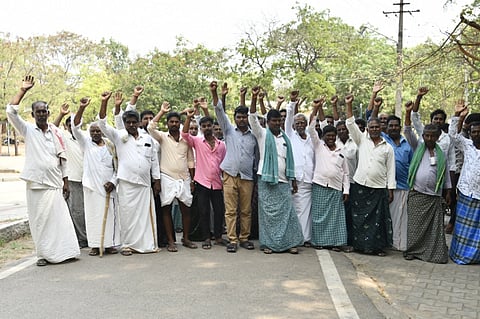 ಬಳ್ಳಾರಿಯ ಡಿಸಿ ಕಚೇರಿಯಲ್ಲಿ  ಮೆಕ್ಕೆಜೋಳ, ಭತ್ತ ಖರೀದಿಸಿ ಹಣ ನೀಡದೆ ವಂಚಿಸಿದ್ದಾರೆ ಎಂಬುದಾಗಿ ಆರೋಪಿಸಿ ಪ್ರತಿಭಟಿಸಿದರು. ರೈತರಾದ ರಮೇಶ್, ಮಲ್ಲಣ್ಣ, ವೀರೇಶ್, ಅಂಜಿನಿ, ರವಿಕುಮಾರ್, ಗಾದಿಲಿಂಗಪ್ಪ ಇತರರಿದ್ದರು.