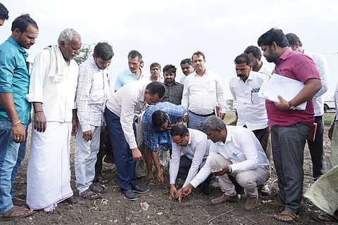 ಬಳ್ಳಾರಿ ತಾಲೂಕಿನ ಹಲಕುಂದಿ ಗ್ರಾಮದ ಜಮೀನಿಗೆ ಡಿಸಿ ಕೆ.ನಾಗೇಂದ್ರ ಪ್ರಸಾದ್ ಭೇಟಿ ನೀಡಿ ಮಣ್ಣಿನ ತೇವಾಂಶ ಪರಿಶೀಲಿಸಿದರು. ಕೃಷಿ ಇಲಾಖೆ ಜಿಂಟಿ ನಿರ್ದೇಶಕ ಕೆ.ಎಂ.ಸೋಮಸುಂದರ್, ತೋಟಗಾರಿಕೆ ಇಲಾಖೆ ಉಪನಿರ್ದೇಶಕ ಶಶಿಕಾಂತ್, ಉಪ ನಿರ್ದೇಶಕ ಎಸ್.ಎನ್.ಮಂಜುನಾಥ್, ಸಹಾಯಕ ಕೃಷಿ ನಿರ್ದೇಶಕ ಗರ್ಜಪ್ಪ  ಇತರರಿದ್ದರು. 
