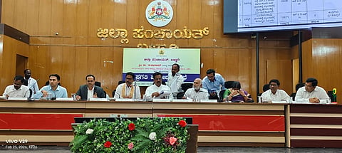 ಬಳ್ಳಾರಿಯ ಬಿಡಿಎಎ ಸಭಾಂಗಣದಲ್ಲಿ ಆಯೋಜಿಸಿದ್ದ ಜಾಗೃತಿ ಅಧಿವೇಶನ ಕಾರ್ಯಕ್ರಮವನ್ನು ಆರ್ಥಿಕ ವಿಶ್ಲೇಷಕ ಪ್ರೊ.ಟಿ.ಆರ್. ಚಂದ್ರಶೇಖರ್ ಉದ್ಘಾಟಿಸಿದರು. ಕರ್ನಾಟಕ ರಾಜ್ಯ ರೈತ ಸಂಘದ ಗೌರವಾಧ್ಯಕ್ಷ ಸಾ.ರಘುನಾಥ, ರಾಜ್ಯಾಧ್ಯಕ್ಷ ಕರೂರು ಮಾಧವರೆಡ್ಡಿ, ಪ್ರೊ.ಡಾ. ಹುಚ್ಚುಸಾಬ್, ಸಿಎ ಸಿರಿಗೇರಿ ಪನ್ನರಾಜ್, ನಾನಾ ಸಂಘಟನೆ ಮುಖಂಡರಾದ ಶ್ರೀಕಾಂತ ರೆಡ್ಡಿ, ಜಿ.ಕೆ.ನಾಗರಾಜ, ಶ್ರೀಶೈಲ ಆಲದಳ್ಳಿ, ಈರಣ್ಣ, ಸೋಮಪ್ಪ, ಲೇಪಾಕ್ಷಿ, ಓಂಕಾರಿ, ಸಂಜೀವರೆಡ್ಡಿ ಇದ್ದರು