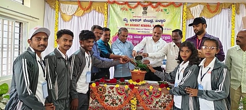 ಬಳ್ಳಾರಿಯ ಬಿಡಿಡಿಎಸ್ ಸಭಾಂಗಣದಲ್ಲಿ ಆಯೋಜಿಸಿದ್ದ ಅಂತರ ಜಿಲ್ಲಾ ಯುವ ವಿನಿಮಯ ಕಾರ್ಯಕ್ರಮವನ್ನು ಜಿಲ್ಲಾ ಉದ್ಯೋಗಾಧಿಕಾರಿ ಪಿ.ಎಸ್.ಹಟ್ಟಪ್ಪ ಉದ್ಘಾಟಿಸಿದರು. ಮೇರಾ ಯುವ ಭಾರತ ಕೇಂದ್ರದ ಯುವ ಅಧಿಕಾರಿ ಬುಕ್ಕ ಸಂಜೀವ್, ಎಸ್‌ಜಿಆರ್‌ಸಿಎಂ ಕಾಲೇಜು ಪ್ರಾಂಶುಪಾಲ ಡಿ.ರಾಮಕೃಷ್ಣ, ಪ್ರೊ.ಮರಿ ಗಾದಿಲಿಂಗಪ್ಪ  ಇತರರಿದ್ದರು.