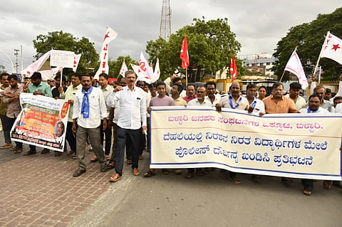 ಬಳ್ಳಾರಿಯ ಗಡಿಗಿ ಚನ್ನಪ್ಪ ವೃತ್ತದಲ್ಲಿ ನೀಟ್ ಪ್ರಶ್ನೆ ಪತ್ರಿಕೆ ಸೋರಿಕೆ ಖಂಡಿಸಿ, ಜಂಟಿ ಸಮಿತಿ ನೇತೃತ್ವದಿಂದ ಪ್ರತಿಭಟನೆ ನಡೆಯಿತು. ಪದಾಧಿಕಾರಿಗಳಾದ ಸಿರಿಗೇರಿ ಪನ್ನರಾಜ್, ಪಿ.ಗಾದೆಪ್ಪ, ವರದರಾಜ್, ಯು.ಎರ‌್ರಿಸ್ವಾಮಿ, ವೀರಭದ್ರ, ನರಸಿಂಹ ಇತರರಿದ್ದರು.