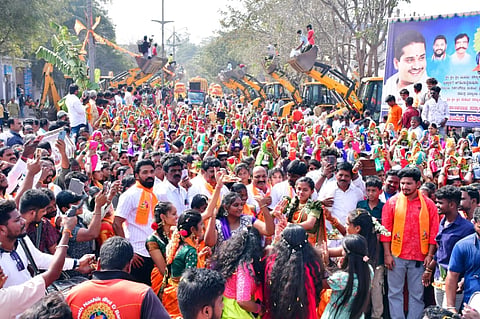 ಬಳ್ಳಾರಿಯ ಎಸ್ಪಿ ವೃತ್ತದಲ್ಲಿ ವಾಲ್ಮೀಕಿ ಪುತ್ಥಳಿಯ ಮೆರವಣಿಗೆಯಲ್ಲಿ ಮಹಿಳೆಯರು ಕುಣಿದು, ಜೆಸಿಬಿ ಮೂಲಕ ಹೂ ಚೆಲ್ಲಿದರು.