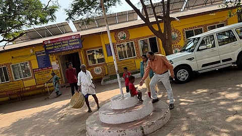 ಸಂಡೂರು ತಾಲೂಕಿನ ಪ್ರಾಥಮಿಕ ಆರೋಗ್ಯ ಕೇಂದ್ರದಲ್ಲಿ ಡಿಎಚ್‌ಒ ಡಾ.ವೈ.ರಮೇಶಬಾಬು ಅವರು ಮಗುವಿಗೆ ಲಸಿಕೆ ಹಾಕಿಸಿದ ಬಗ್ಗೆ ಮಾಹಿತಿ ಪಡೆದರು. 