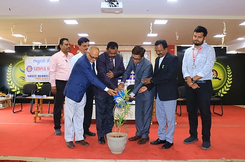 ಬಳ್ಳಾರಿಯ ಶ್ರೀಮೇಧಾ ಕಾಲೇಜಿನಲ್ಲಿ  ಆಯೋಜಿಸಿದ್ದ ವಿಶ್ವ ಗ್ರಾಹಕರ ದಿನಾಚರಣೆ ಕಾರ್ಯಕ್ರಮವನ್ನು ಹಿರಿಯ ಸಿವಿಲ್ ನ್ಯಾಯಾಧೀಶ ರಾಜೇಶ್ ಎನ್. ಹೊಸಮನೆ ಉದ್ಘಾಟಿಸಿದರು. ವಕೀಲರಾದ ಅಂಕಲಯ್ಯ, ಎನ್.ಪ್ರಕಾಶ್, ಆಹಾರ ಇಲಾಖೆಯ ಉಪನಿರ್ದೇಶಕ ಕೆ.ಆರ್.ದೇವರಾಜ್, ವಾಣಿಜ್ಯ ಶಾಸ್ತ್ರ ವಿಭಾಗದ ಮುಖ್ಯಸ್ಥ ಖುಷ್ವಂತ್ ಇದ್ದರು.