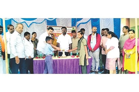 ಯಲಬುರ್ಗಾದಲ್ಲಿ ಹಮ್ಮಿಕೊಂಡಿದ್ದ ಆತ್ಮ ನಿರ್ಭರ ಭಾರತ ಸಂಕಲ್ಪ ಅಭಿಯಾನ ಹಾಗೂ ಒಂದೇ ಮಾತರಂ ಗೀತೆಯ 150 ವರ್ಷದ ಸಂಭ್ರಮಾಚರಣೆ ಕಾರ್ಯಕ್ರಮದಲ್ಲಿ ಬಿಜೆಪಿ ವಕ್ತಾರ ವೀರಣ್ಣ ಹುಬ್ಬಳ್ಳಿ ಮಾತನಾಡಿದರು. ಮಹಿಳಾ ಮೋರ್ಚಾ ತಾಲೂಕು ಅಧ್ಯಕ್ಷೆ ಸಂತೋಷಿಯಾ ಜೋಶಿ, ಬಿಜೆಪಿ ಹಿರಿಯ ಮುಖಂಡ ಬಸವಲಿಂಗಪ್ಪ ಭೂತೆ, ಕೊಪ್ಪಳ ಹಾಗೂ ಬಳ್ಳಾರಿ ವಿಭಾಗದ ಹಿಂದು ಸೇವಾ ಪ್ರತಿಷ್ಠಾನ ಸಂಚಾಲಕ ಭೀಮರಾವ್ ದೇಶಪಾಂಡೆ ಇತರರಿದ್ದರು.