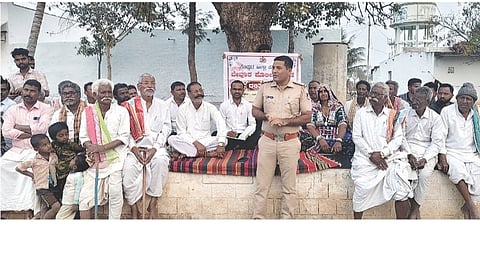 ತರಲಕಟ್ಟಿ ತಾಂಡಾದಲ್ಲಿ ಹಮ್ಮಿಕೊಂಡಿದ್ದ ದಲಿತ ಸಭೆಯಲ್ಲಿ ಪಿಎಸ್‌ಐ ಎಸ್.ಪಿ.ನಾಯಕ ಮಾತನಾಡಿದರು. ಪ್ರಮುಖರಾದ ಸಿದ್ದಪ್ಪ ಚವ್ಹಾಣ, ಯಂಕೋಬ ನಾಯ್ಕ, ಯಂಕಪ್ಪ ರಾಠೋಡ, ವೀರೇಶ ನಾಯಕ, ಶೇಖರಪ್ಪ ಲಮಾಣಿ, ಮೃತ್ಯುಂಜಯ ಚವ್ಹಾಣ, ಕೃಷ್ಣಪ್ಪ ಚವ್ಹಾಣ, ರಮೇಶ ಚವ್ಹಾಣ, ರೋಹಿತ್ ರಾಠೋಡ, ಶಾಂತಮ್ಮ ನಾಯ್ಕ ಇತರರಿದ್ದರು.