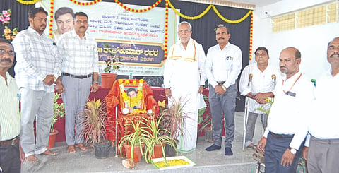 ಯಾದಗಿರಿಯಲ್ಲಿ ಶನಿವಾರ ಹಮ್ಮಿಕೊಂಡ ಚಿತ್ರನಟ ಡಾ.ರಾಜಕುಮಾರ್​ ಜಯಂತಿ ಕಾರ್ಯಕ್ರಮವನ್ನು ಶಾಸಕ ಚನ್ನಾರಡ್ಡಿ ಪಾಟೀಲ್​ ತುನ್ನೂ ಉದ್ಘಾಟಿಸಿದರು. ರಾಜು ಬಾವಿಹಳ್ಳಿ, ಬಾಬುರಾವ ಕಾಡ್ಲೂರ್​, ಡಾ.ಹರೀಶ್​ ರಾಥೋಡ್​ ಸುಲೈಮಾನ್​ ನದಾಫ್​, ಪ್ರೊ.ಗುರುಪ್ರಸಾದ್​ ವೈದ್ಯ ಇತರರಿದ್ದರು.