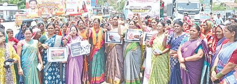 ಮಹಿಳಾ ಮೀಸಲಾತಿ ಮಸೂದೆಗೆ ಆಗ್ರಹಿಸಿ ಯಾದಗಿರಿಯಲ್ಲಿ ಬಿಜೆಪಿ ಮಹಿಳಾ ಮೋರ್ಚಾ ಕಾರ್ಯಕರ್ತೆಯರು ಪ್ರತಿಭಟನೆ ನಡೆಸಿದರು. ಲಲಿತಾ ಅನಪುರ, ನಾಗರತ್ನ ಕುಪ್ಪಿ, ಸುನಿತಾ ಚವ್ಹಾಣ್​, ಪ್ರಭಾವತಿ ಕಲಾಲ್​, ಜಿಲ್ಲಾ ಕಾರ್ಯದರ್ಶಿ ವಿಜಯಲಕ್ಷಿ$್ಮ ನಾಯಕ, ರಮಾದೇವಿ ಕಾವಲಿ, ಮಲ್ಲಮ್ಮ ಹೊಸಪೇಟೆ, ಸ್ನೇಹ ರಸಳಕರ, ಶಕುಂತಲಾ ಜಿ, ಭೀಮಬಾಯಿ ಶೆಂಡಿಗಿ ಇತರರಿದ್ದರು.