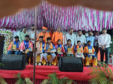 ತಿ.ನರಸೀಪುರ ತಾಲೂಕಿನ ಸೋಸಲೆ ಗ್ರಾಮದಲ್ಲಿ ಆಯೋಜಿಸಲಾಗಿದ್ದ ಅಂಬೇಡ್ಕರ್ ಜೀವಂತೋತ್ಸವದಲ್ಲಿ ಪ್ರತಿಭಾನ್ವಿತ ವಿದ್ಯಾರ್ಥಿಗಳು ಹಾಗೂ ಕ್ರೀಡಾಪಟುಗಳನ್ನು ಸನ್ಮಾನಿಸಲಾಯಿತು. ಜ್ಞಾನಪ್ರಕಾಶ ಸ್ವಾಮೀಜಿ, ಡಾ. ಕೆ.ಶಿವಕುಮಾರ್, ಎಸ್. ಮೋಹನ್ ರಾಜ್, ಸೋಸಲೆ ಮಹೇಶ್, ಮಹದೇವಸ್ವಾಮಿ ಇತರರು ಇದ್ದರು.