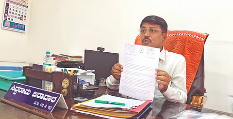 ಹೆಸ್ಕಾಂ ಇಇ ಸಿದ್ದರಾಮ ಬಿರಾದಾರವರು ಸುದ್ದಿಗೋಷ್ಠಿಯಲ್ಲಿ ಮಾತನಾಡುತ್ತಿರುವುದು.
