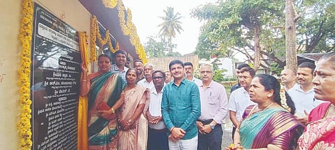 ಭದ್ರಾವತಿಯಲ್ಲಿ ಪಾಲಿಕ್ಲಿನಿಕ್​ ಅನ್ನು ನಗರಸಭೆ ಅಧ್ಯೆ ಜೆ.ಸಿ.ಗೀತಾ ರಾಜಕುಮಾರ್​ ಉದ್ಘಾಟಿಸಿದರು. ಬಿ.ಎಸ್​.ಗಣೇಶ್​, ಅನುಸುಧಾ ಮೋಹನ್​, ಡಾ. ಬಿ.ಬಿ.ರಾಜಶೇಖರ್​, ಡಾ. ನಾಗರಾಜ್​ ಇತರರಿದ್ದರು.