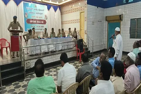 ಬಕ್ರೀದ್ ಹಬ್ಬದ ಹಿನ್ನೆಲೆಯಲ್ಲಿ ಭದ್ರಾವತಿಯಲ್ಲಿ ಹಿಂದೂ-ಮುಸ್ಲಿಂ ಸಮಾಜದ ಮುಖಂಡರೊಂದಿಗೆ ಪೊಲೀಸ್ ಅಧಿಕಾರಿಗಳು ಶಾಂತಿಸಭೆ ನಡೆಸಿದರು. ಪ್ರಕಾಶ್ ರಾಥೋಡ್, ನಾಗಮ್ಮ, ಚಿದಾನಂದ್, ಶಿವಪ್ರಸಾದ್ ಇತರರಿದ್ದರು.