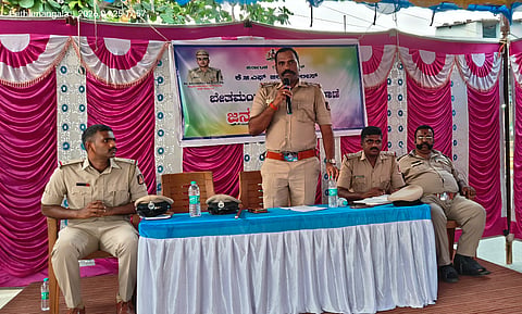 ಕೆಜಿಎಫ್​ meeting ತಾಲೂಕಿನ ಬೇತಮಂಗಲದ ಬಸ್​ ನಿಲ್ದಾಣದಲ್ಲಿ ಪೊಲೀಸ್​ ಇಲಾಖೆಯಿಂದ ಹಮ್ಮಿಕೊಂಡಿದ್ದ ಜನ ಸಂಪರ್ಕ ಸಭೆಯಲ್ಲಿ ಆರಕ್ಷಕ ಉಪ ನಿರೀಕ್ಷಕರಾದ ದಿಂಬಾ ನಾರಾಯಣಸ್ವಾಮಿ, ನವೀನ್​ ಇದ್ದರು. 