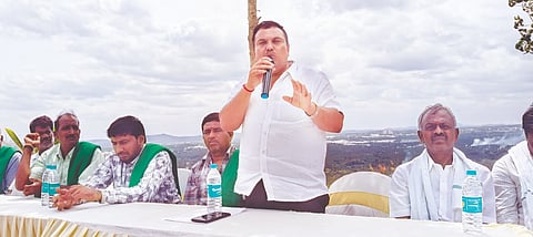 ಕೊಡಿಯಾಲ ಕರೇನಹಳ್ಳಿಯಲ್ಲಿ ಹಮ್ಮಿಕೊಂಡಿದ್ದ ರೈತರು ಸಭೆ second international airport!ಯಲ್ಲಿ ರಾಜ್ಯ ರೈತ ಹಿತರಕ್ಷಣಾ ಸಂಘದ ಅಧ್ಯಕ್ಷ ನದೀಂ ಪಾಷಾ ಮಾತನಾಡಿದರು. ಸತೀಶ್, ಕೆಂಚಣ್ಣ,  ಸಿದ್ದರಾಜು, ಮುನಿ ನಾರಾಯಣಸ್ವಾಮಿ, ಶ್ರೀನಿವಾಸ್ ಇದ್ದರು.