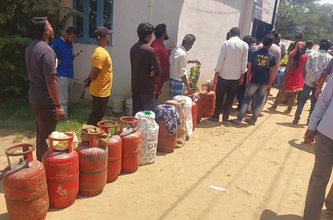 ನಿವಾರಣೆಯಾಗದ ಸಿಲಿಂಡರ್​ ಸಮಸ್ಯೆ cylinder
